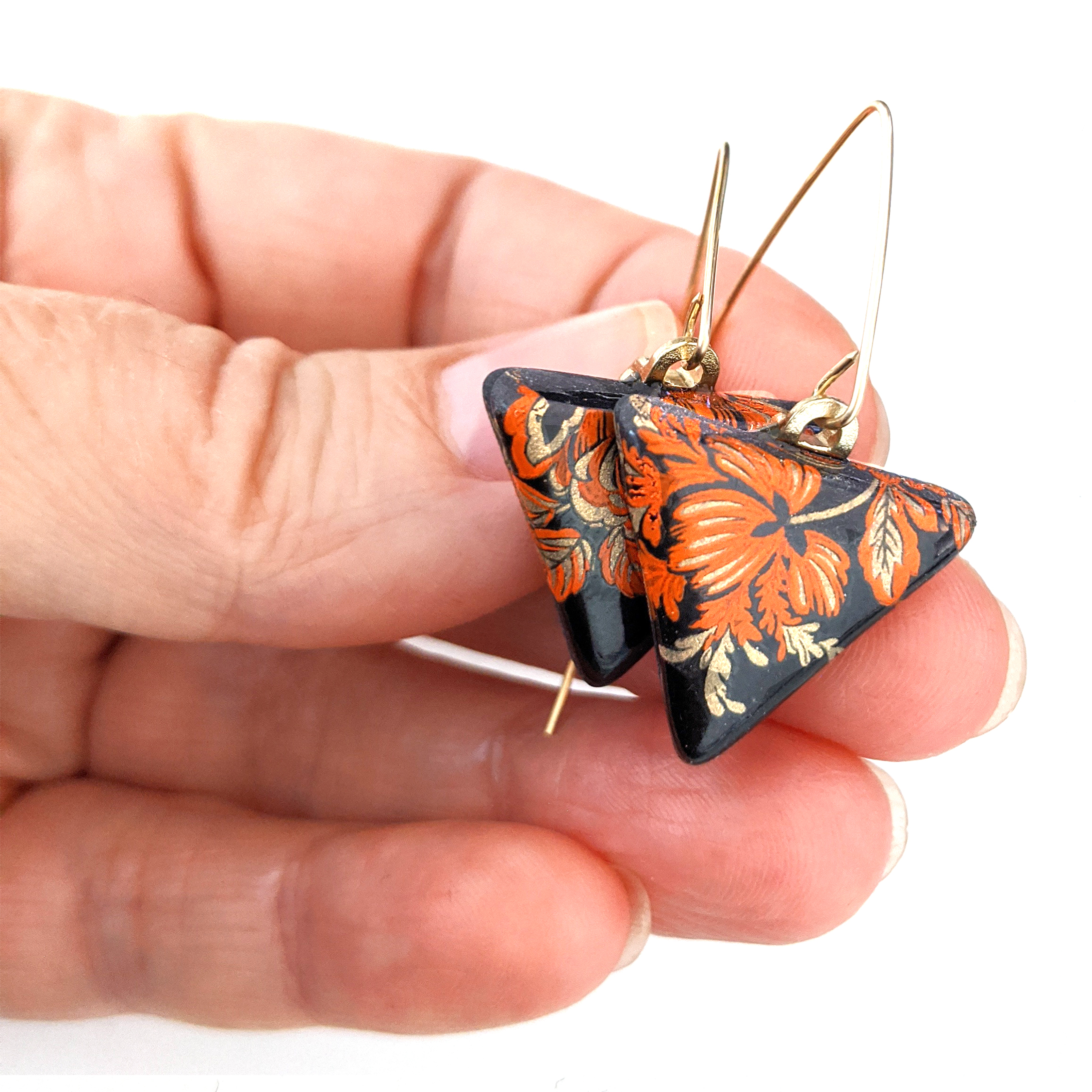 Melanie-Sherman-Cerbera-Gallery-Black-Porcelain-Dangles-Drop-Earrings_Gold-Red-Flowers-Vintage-Traingle-03_01