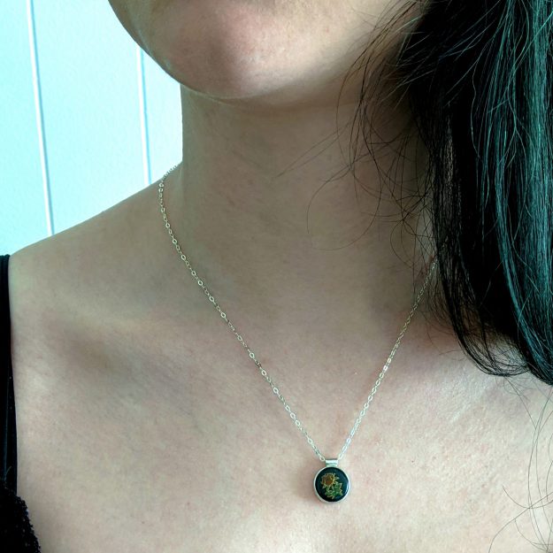 Necklace-pendant-black-porcelain-vintage-japanese-flower-arrangement-rose-red-gold-Melanie-Sherman-01-01