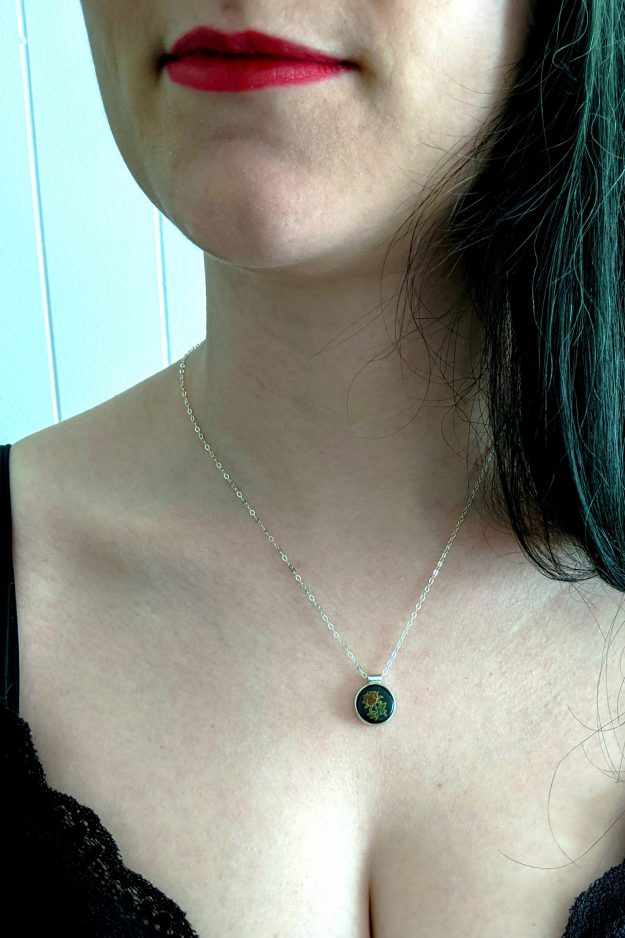 Necklace-pendant-black-porcelain-vintage-japanese-flower-arrangement-rose-red-gold-Melanie-Sherman-01-01